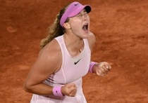 Мирра Андреева выиграла Ролан Гаррос, обыграв в финале польку Майю Хвалинскую со счетом 6:3, 6:2. Это первый титул Большого шлема для 19-летней россиянки, ставшей третьей самой юной чемпионкой XXI века. Андреева возглавит чемпионскую гонку WTA и получит 240 млн рублей призовых. Она стала седьмым российским победителем ТБШ. Хвалинская заработала 1,4 млн евро за исторический выход в финал через квалификацию.