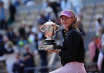 Женская теннисная ассоциация (WTA) опубликовала свежую версию мирового рейтинга, и цифры в нем говорят сами за себя. Главная сенсация и триумфатор этого обновления, безусловно, Мирра Андреева. После завоевания титула на Открытом чемпионате Франции 2026 года 19-летняя россиянка улучшила свои позиции и теперь занимает шестую строчку в мире. 