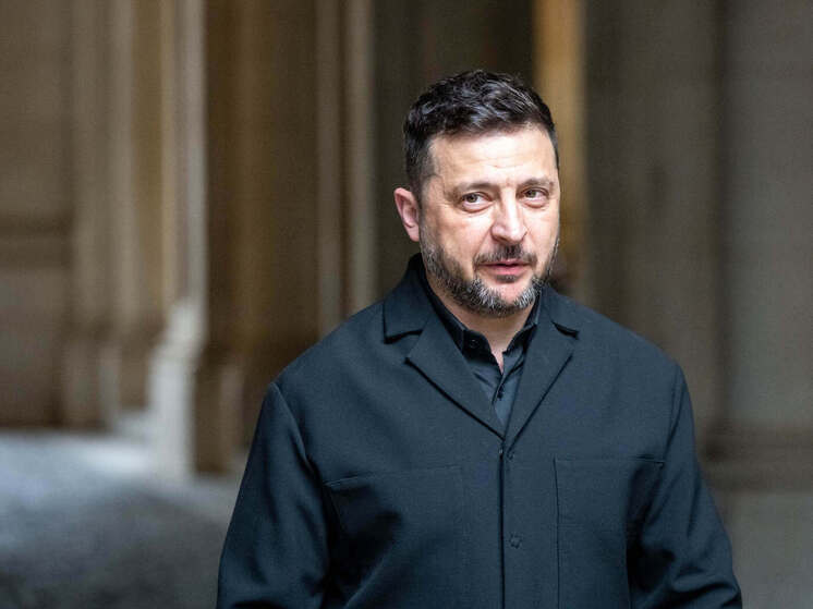 Владимир Зеленский предупредил британскую партию Reform UK («Реформировать Соединенное Королевство»), что «маленькие ошибки могут разрушить большую дружбу», после того как одна из самых популярных в Британии политических сил приняла решение снять украинские флаги с фасадов зданий, которые контролирует партия, заменив их местной символикой