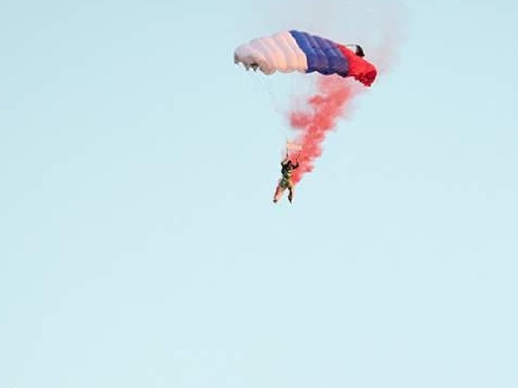 Экстремальный прыжок с парашютом в Москва-сити в День России