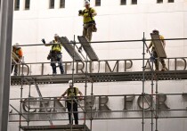 Аккурат к 80-летнему юбилею президента США рабочие убрали имя Трампа с фасада Кеннеди-центра после решения суда. 