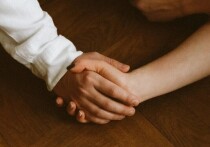 Настоящие причины ссоры кроются в невысказанных ожиданиях и затаённых обидах. Поэтому первый шаг к разрешению конфликта – не извинения, а временное прекращение общения. Ярослав Климов, ассистент кафедры гуманитарных наук Финансового Университета при Правительстве РФ, считает, что себе и партнеру нужно дать время остыть. Разговор на эмоциях приведет к новой вспышке.