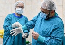  17-летний подросток полтора года не замечал рост кисты во рту. Пациент не обращался за помощью к медикам, пока не опухло лицо

