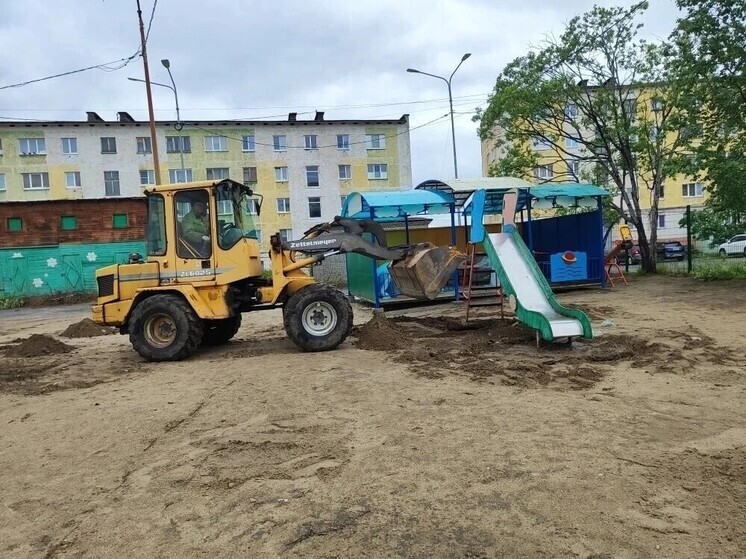 Экскаватор выкопал старую площадку детского сада в Заполярном