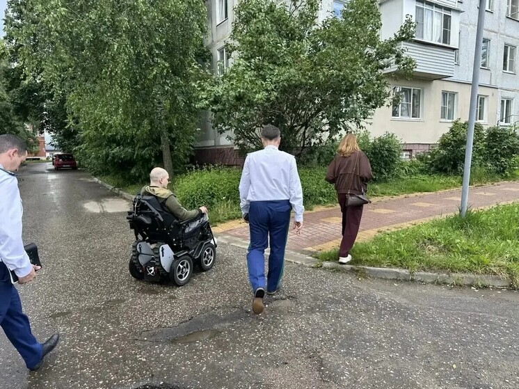 Прокурор прошёл по Калуге с инвалидом-колясончиком