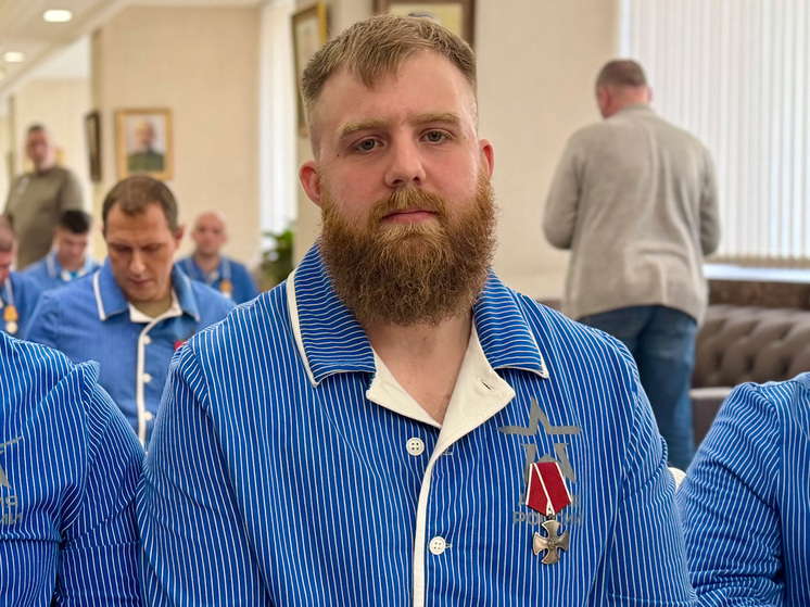 Лейтенант Михаил Карпенко в зоне спецоперации командовал штурмовым взводом. Во время одной из задач получил ранение. Сейчас долечивается в одном из московских центральных военных госпиталей. Здесь мы и познакомились - после традиционной церемонии награждения участников СВО. Офицер сидел в первом ряду, с только что врученным орденом Мужества на груди, с густой бородой, мускулистый и крепкий. Глаза – ясные и добрые.
