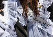 Времена меняются, а вот магия выпускного вечера — вечная. Каждый год в конце июня даже самые циничные взрослые с нежностью смотрят на вчерашних школьников, а даже самые отвязные выпускники хоть немного, да волнуются на пороге нового этапа жизни. Пройти по тихим школьным этажам, встретить рассвет с одноклассниками, выбрать «то самое» платье — все это не перестает быть важным из года в год. «МК» разобрал тренды выпускного-2026 и сравнил его с праздниками прошлых лет и десятилетий.
