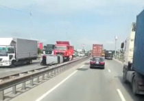 На аэропортовской трассе, ведущей из Владивостока в международную авиагавань Кневичи, образовалась пробка