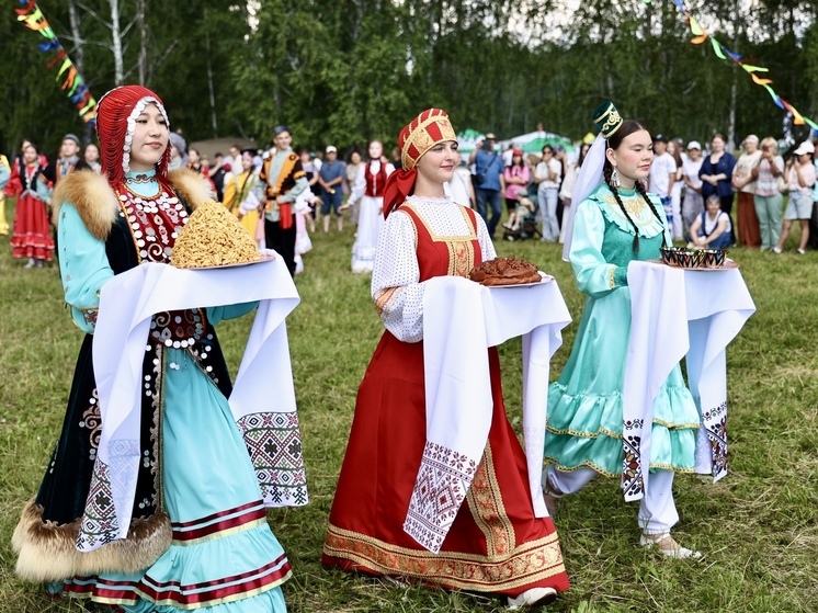 Скачки, национальная борьба и угощения: в Челябинской области провели 70-й Сабантуй