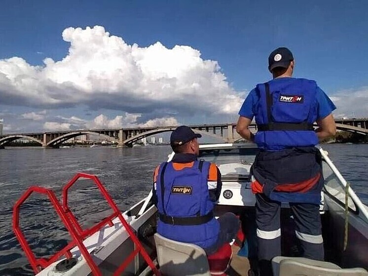 В Красноярске лодку с рыбаками затянуло течением под баржу