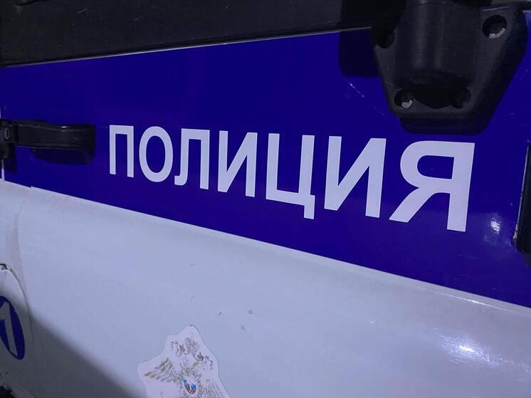 Житель Омской области ночью разбил стекло павильона ради букета и мягкой игрушки