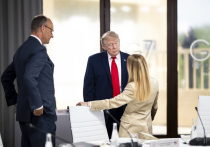 Президент США Дональд Трамп вновь разжёг дипломатический скандал, опубликовав провокационное изображение, на котором премьер-министр Италии Джорджа Мелони смотрит на него снизу вверх, а подпись гласит: «ТРЕБУЕТСЯ СУДЕБНЫЙ ЗАПРЕТ»