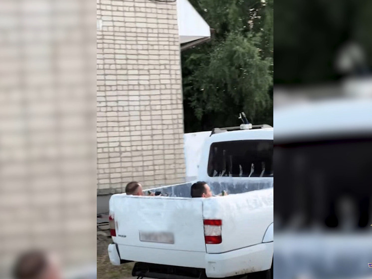 В Канаше водитель устроил «бассейн» в кузове пикапа для друзей