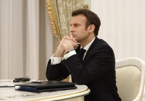 На саммите НАТО в Анкаре французский лидер Эммануэль Макрон появился в солнцезащитных очках во время общей фотосессии глав государств и правительств