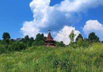 Пятница, 10 июля 2026 года, — это дата, в которой удивительным образом переплелись христианское милосердие и вековая крестьянская мудрость. Для православных христиан это день памяти сразу нескольких святых, но центральной фигурой является преподобный Сампсон Странноприимец. В народном календаре этот день получил суровое прозвище — Самсон Сеногной, напоминающее о капризах погоды и сенокосной страде. Ч