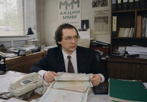 Дело Сергея Мавроди стало не биографией афериста, а судебным итогом времени, когда реклама звучала громче предупреждений, очередь заменяла проверку и поручительство, а бумага с публично объявленной ценой казалась надежнее денег.