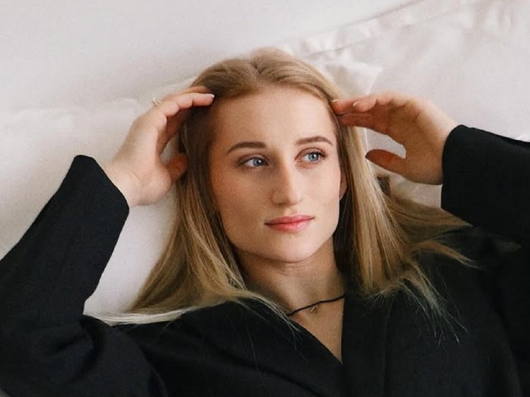 29-летняя российская спортивная гимнастка Лилия Ахаимова показала, как носить джинсы и выглядеть в них элегантно и женственно. Олимпийская чемпионка появилась на ужине в эффектном наряде.