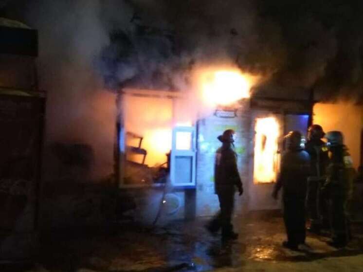 Торговый павильон загорелся ночью в Коминтерновском районе Воронежа