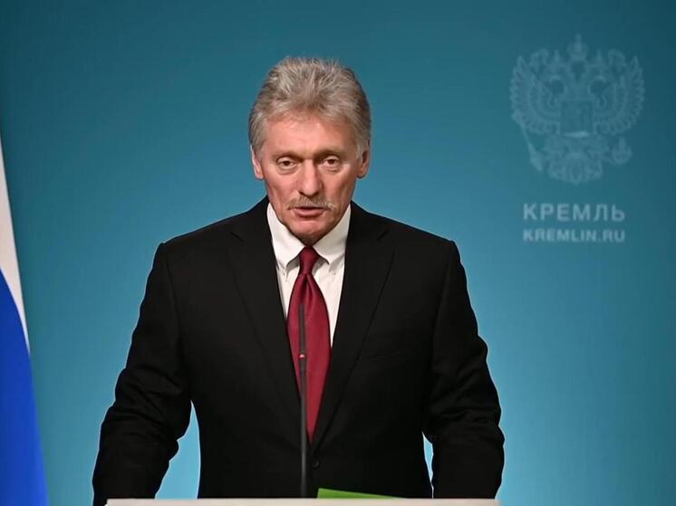 Дмитрий Песков призвал не усматривать связи между учениями военных моряков со стрельбами в международных водах и вступлением в должность нового премьер-министра Великобритании