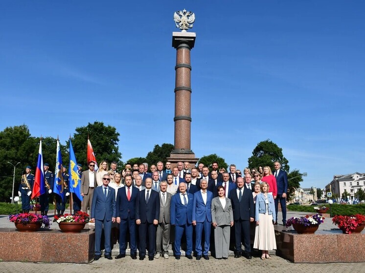 Гости из КНР и городов России возложили цветы к Стеле городов воинской славы в Пскове