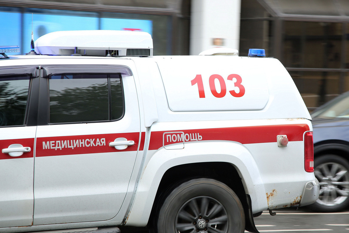 Выпавшую из окна девочку пришлось спасать медикам