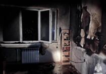 В Советском округе Омска ночью загорелась квартира в пятиэтажном панельном доме