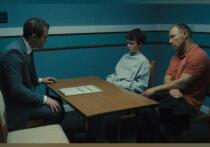 Британский мини-сериал «Переходный возраст»  в 2026 году получил три «Золотых глобуса» за роли первого и второго плана, а до этого шесть наград на премии «Эмми». 
