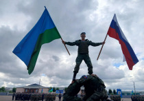 С раннего утра 2 августа — в День Воздушно-десантных войск — по Улан-Удэ потянулись машины с флагами ВДВ. Полотнища гордо развевались на ветру, и в воздухе столицы Бурятии словно витал дух знаменитых «черных волков» — так за бесстрашие, мужество и отвагу окрестили военнослужащих легендарной 11-й отдельной гвардейской десантно-штурмовой бригады, награжденной орденами Суворова, Жукова и Кутузова (11 гв. ОДШБР, в/ч 32364).