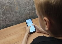 Экраны сегодня окружают детей с самого раннего возраста, и родители по всему миру бьют тревогу о последствиях, однако новое масштабное исследование показало, что связь между экранным временем и психосоциальным развитием ребенка гораздо сложнее и противоречивее, чем принято считать