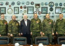 «…И вот он стоит — весь поломанный, в гипсе