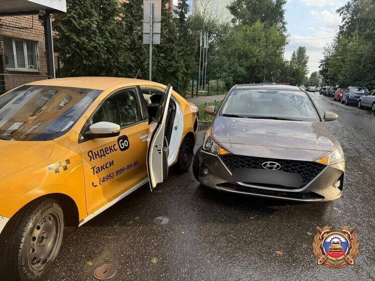 Девочку зажало дверью такси в Твери во время аварии