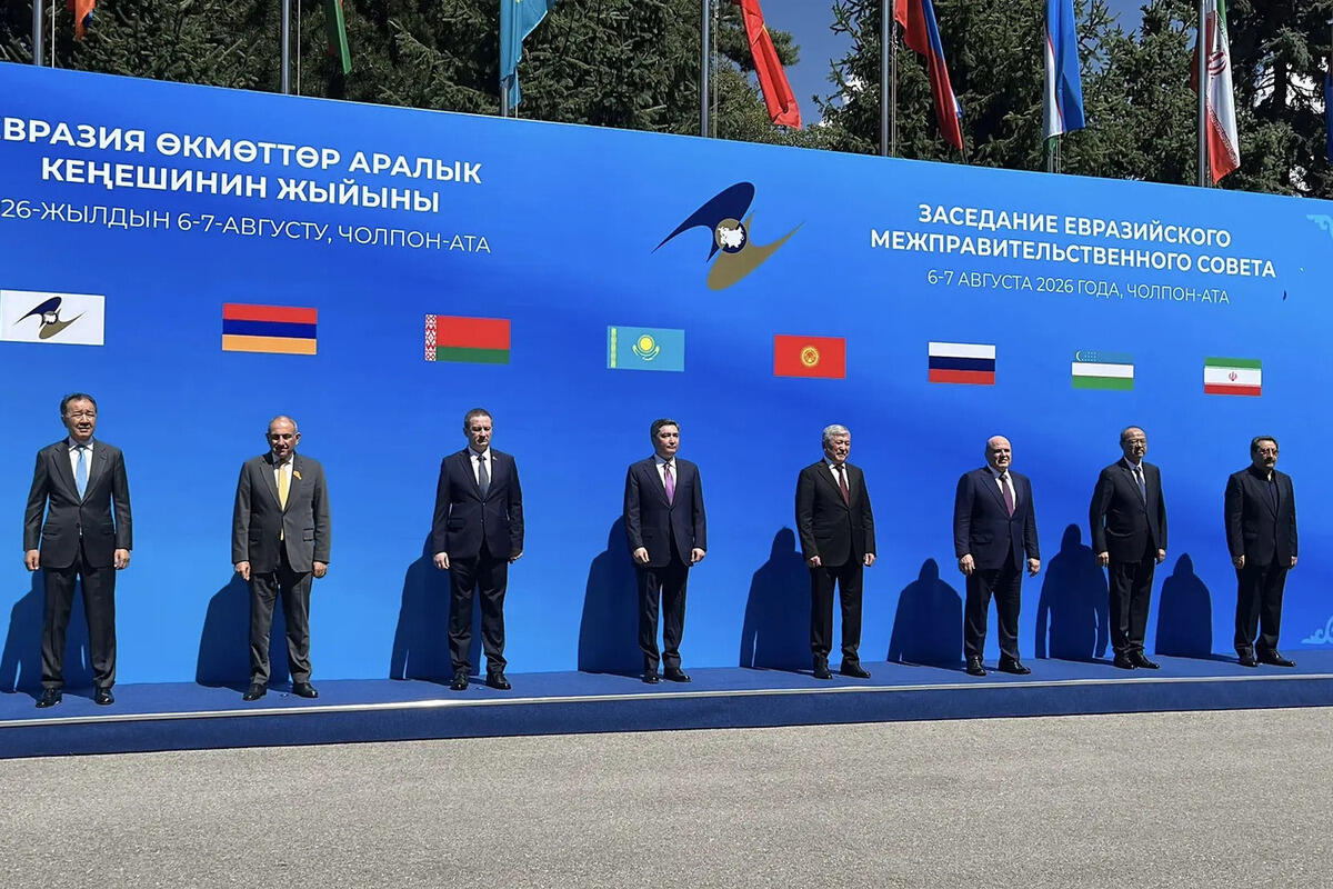 Пашинян настаивает, что сидеть на двух стульях удобно и очень полезно