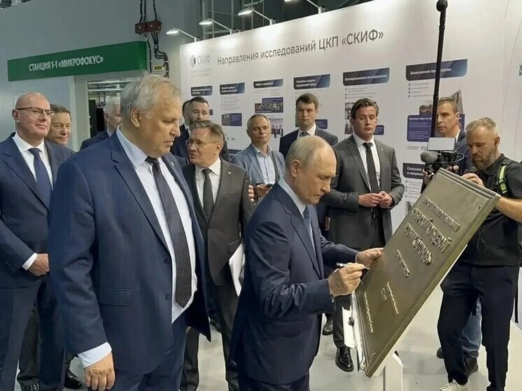 Ранним утром, примерно в четыре часа по местному времени, в Новосибирске совершил посадку президентский борт, на котором прибыл глава государства