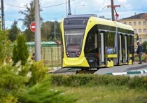 На Невском заводе электрического транспорта 13 августа представили рестайлинговый трамвайный вагон 71-921 «Корсар». Новую версию создавали с опорой на пятилетний опыт эксплуатации и отзывы водителей и пассажиров. Об этом сообщил вице-губернатор Петербурга Кирилл Поляков в своем официальном канале в «МАКС».