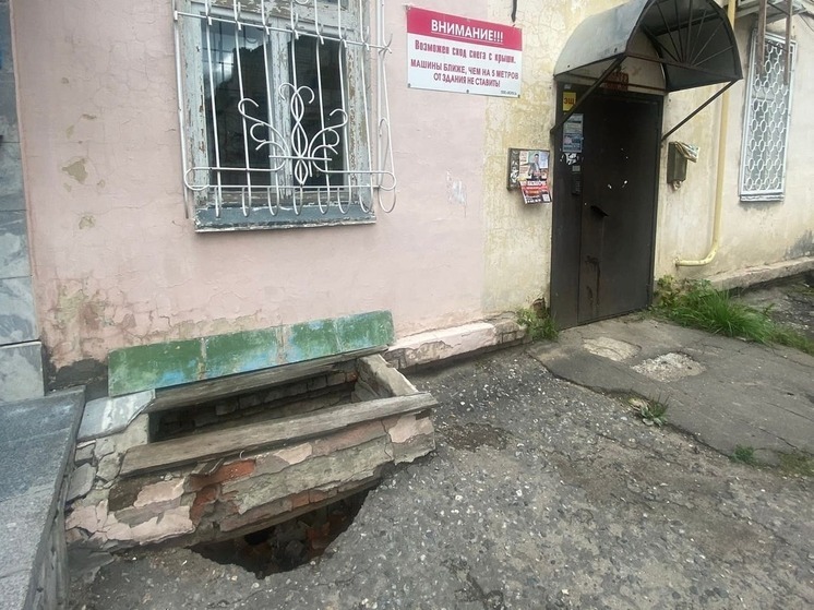 Прокуратура Йошкар-Олы проверит жалобу на провал подвала в центре города