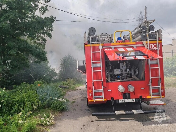 Огонь охватил 250 «квадратов» хозпостройки в Барнауле