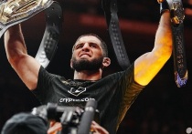 Ислам Махачев оказался сильнее Иэна Гэрри на UFC 330 и установил рекорд, одержав 17 побед подряд. Россиянин впервые защитил титул в полусреднем весе единогласным решением судей. Бой был непростым, но Махачев контролировал соперника. Глава UFC считает, что рекорд Ислама долго останется непобитым . Следующий поединок россиянина может пройти до февраля 2027 года против Моралеса или Пратеса.