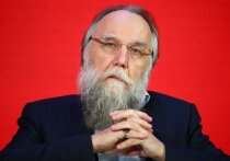 Весь мир - театр. Но не всегда ясно, кто и какую роль играет. Одна из таких загадок - роль Александра Дугина. Есть два - как минимум два - мнения на этот счет. Согласно первому, Дугин - великий мыслитель и отец русской суверенной демократии. Короче, идеолог власти. Согласно второму - городской, простите, юродивый. Не претендуя на роль истины в последней инстанции, все же попытаемся внести свою лепту в этот спор, взяв в качестве пищи для размышлений свежие высказывания философа.
