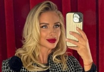 Российская синхронистка Анжелика Тиманина показала женственный и романтический образ для отдыха. Экс-капитан сборной России продефилировала по территории отеля в час заката