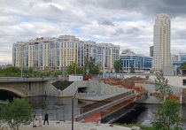 На прошлой неделе представители горадминистрации Екатеринбурга оценили ход работ по благоустройству на набережной реки Исети в районе улицы Куйбышева, где строят новый мост и тоннель, а также в Дендропарке на улице Первомайской