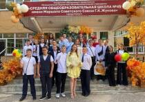 Она недавно окончила КГУ им. Циолковского и сейчас работает в школе. Она считает свою разницу в возрасте с учениками настоящей суперсилой и убеждена, что  доверие невозможно без четких границ, а уважение — без профессионализма. 
О школе, современных учениках, творчестве и о том, почему молодому специалисту не обязательно уезжать в большой город, нам рассказала учитель английского языка СОШ № 45 им. Г.К. Жукова Ирина Кожурова.