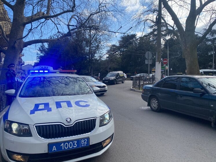 В Алуште остановили двух 14-летних подростков на мопедах
