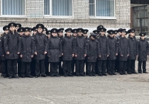На торжественной линейке новичков напутствовали преподаватели и почётные гости