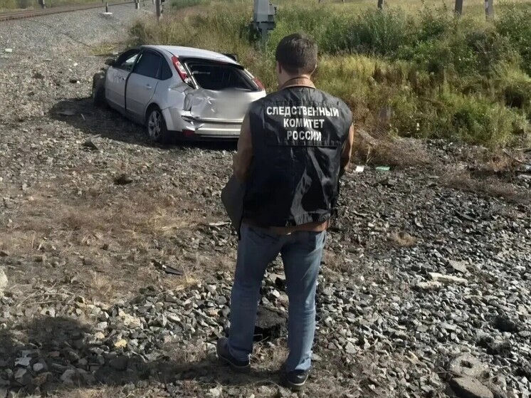 Грузовой поезд столкнулся с автомобилем на переезде под Омском