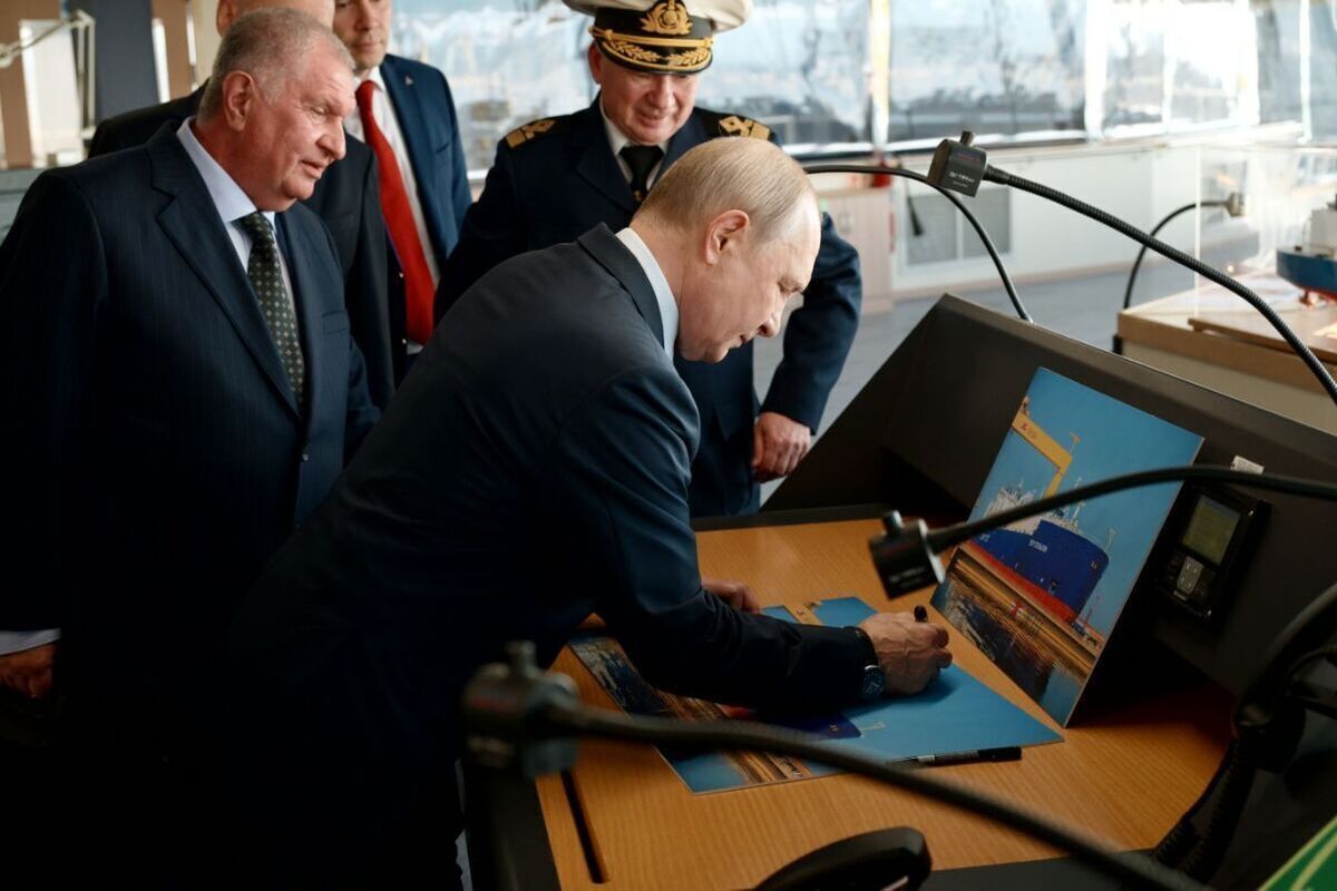 &laquo;Молодцы!&raquo;: Путин выразил признательность Сечину после осмотра верфи &laquo;Звезда&raquo;