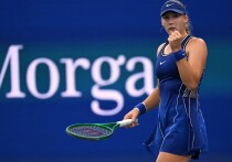 Мирра Андреева впервые вышла в 1/8 финала US Open-2026, обыграв чешку Николу Бартунькову со счетом 6:2, 7:6. Матч длился 1 час 38 минут. Россиянка призналась, что боролась со страхом ошибок. Это ее девятый выход в четвертый круг мэйджоров в юном возрасте, что сравняло ее с Николь Вайдишовой. Соперницей Андреевой в 1/8 станет Анастасия Потапова, представляющая Австрию. Игра пройдет 6 сентября в 18:00 мск.