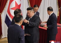 Генеральный секретарь Трудовой партии Кореи, Председатель Государственных дел Корейской Народно-Демократической Республики уважаемый товарищ Ким Чен Ын 29 августа в штаб-квартире ЦК партии принял ученого, исследователя и руководящего работника ведущих оборонно-исследовательских органов, которые решили научно-технические вопросы, имеющие переломное значение в разработке новых боевых систем вооружений и повышении их мощности, тем самым внесли весомый вклад в укрепление военно-технического могущест