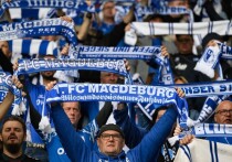 Немецкий футбольный союз (DFB) перекладывает расходы на полицию при матчах высокого риска на домашние клубы. Это решение вызвано вердиктом Конституционного суда 2025 года, признавшим законным бременский акт об оплате безопасности. Несмотря на вынужденную меру, DFB критикует подход, считая его неэффективным для улучшения безопасности. Союз настаивает на кооперации с властями вместо фискальных методов, но обязан исполнять судебное предписание о компенсации затрат правоохранительных органов.