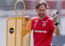 Валерий Карпин объяснил состав сборной на осенний сбор. Ибишев и Миронов не вызваны из-за травм, Захарян — из-за отсутствия практики в клубе, но тренер за ним следит. Сбор продлится две недели, заявка стандартная. Соперники: Иран и Нигерия входят в топ-30 ФИФА, с Намибией тоже будет непросто. Матч в Екатеринбурге станет первым для команды на этом стадионе, ожидается аншлаг