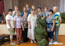 Волонтеры из села Воскресеновка Чернянского округа Белгородской области плетут маскировочные сети для участников СВО и верят, что их изделия защитят ребят.
